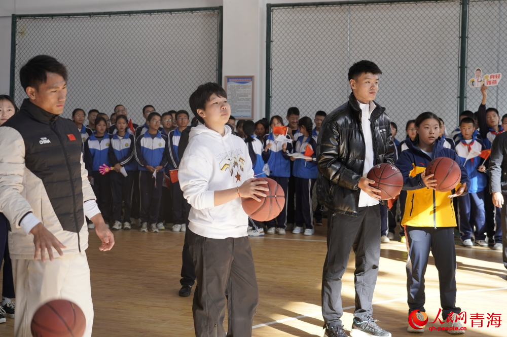 奧運健兒與德令哈市第二中學的學生們開展趣味運動。人民網 陳明菊攝