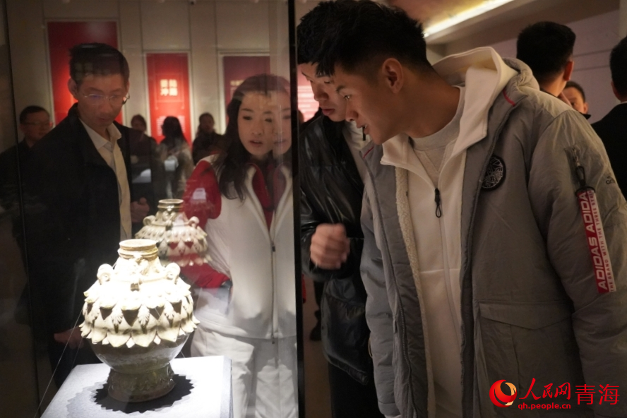 奧運健兒參觀海西州博物館。人民網(wǎng) 陳明菊攝
