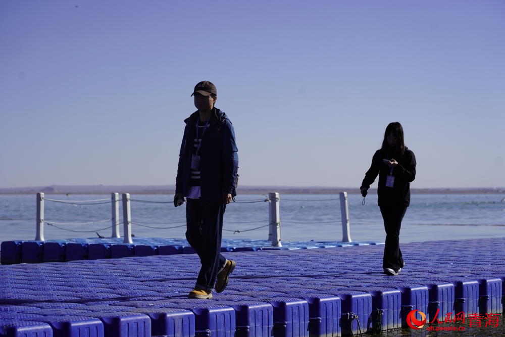游人漫步在可魯克湖。人民網 陳明菊攝