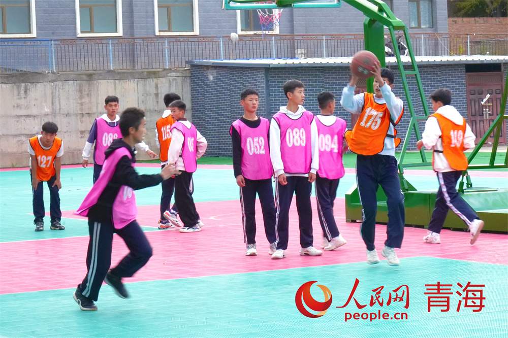 籃球社團(tuán)學(xué)生們正在訓(xùn)練。人民網(wǎng)記者 甘海瓊攝