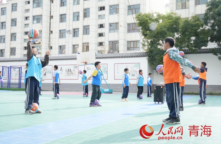 學校開展的社團活動課。人民網記者 甘海瓊攝