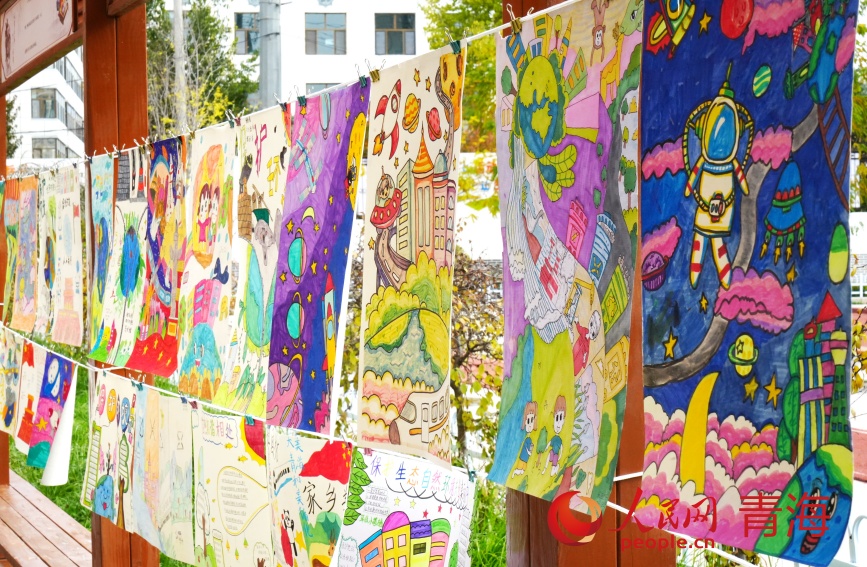 學(xué)生的科普繪畫(huà)作品。人民網(wǎng)記者 甘海瓊攝