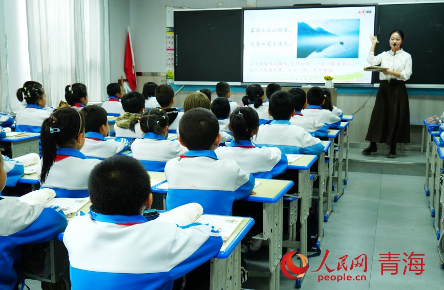 學(xué)生正在上課。人民網(wǎng)記者 甘海瓊攝