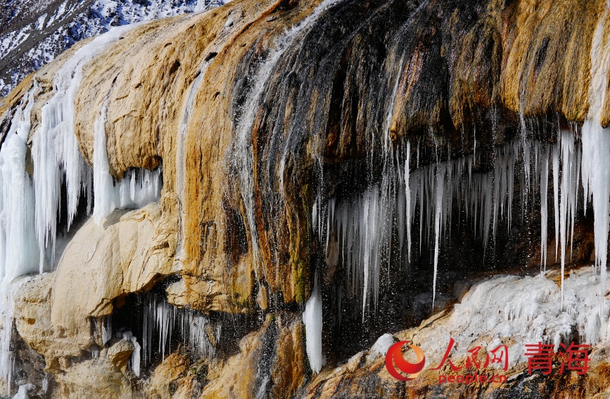 五彩冰瀑。人民網(wǎng)記者 甘海瓊攝