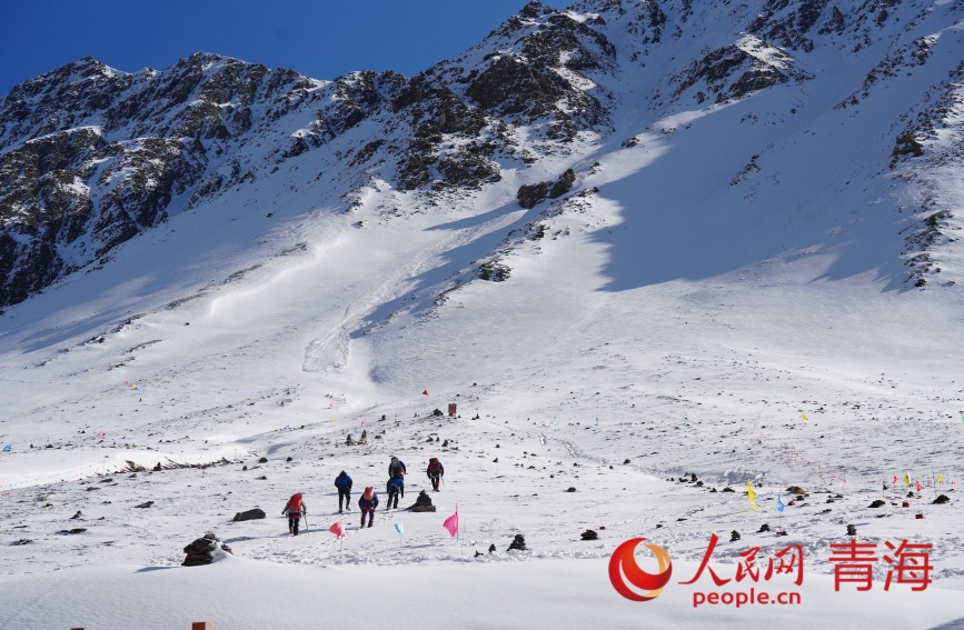 戶外運(yùn)動(dòng)愛好者攀登雪峰。人民網(wǎng)記者 甘海瓊攝