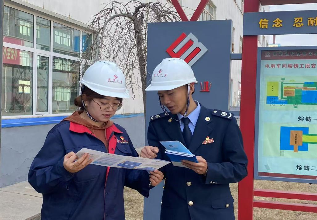 稅務(wù)干部對青海湘和有色金屬有限責(zé)任公司員工進行稅收政策講解。申智威攝