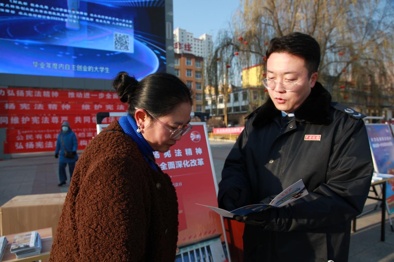 黃南州稅務(wù)干部為納稅人講解憲法及稅法知識。馬玉攝