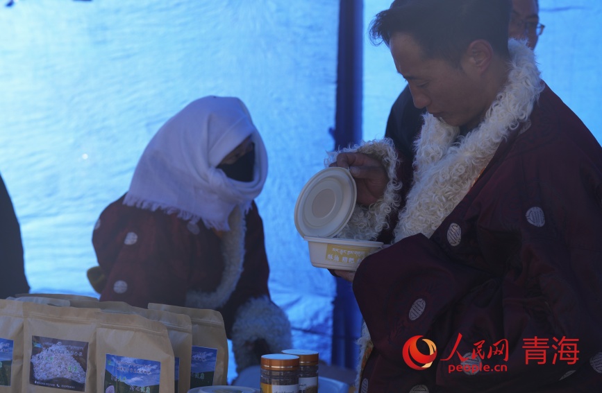 特色商品大集上當(dāng)?shù)啬撩襁x購。人民網(wǎng)記者 甘海瓊攝