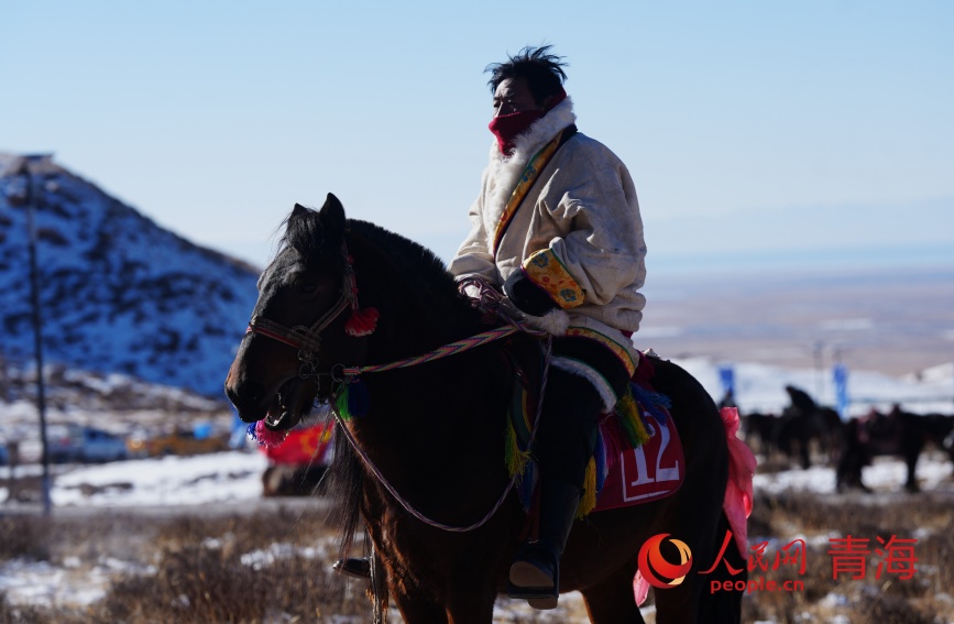 跑馬展演的牧民群眾。人民網(wǎng)記者 甘海瓊攝