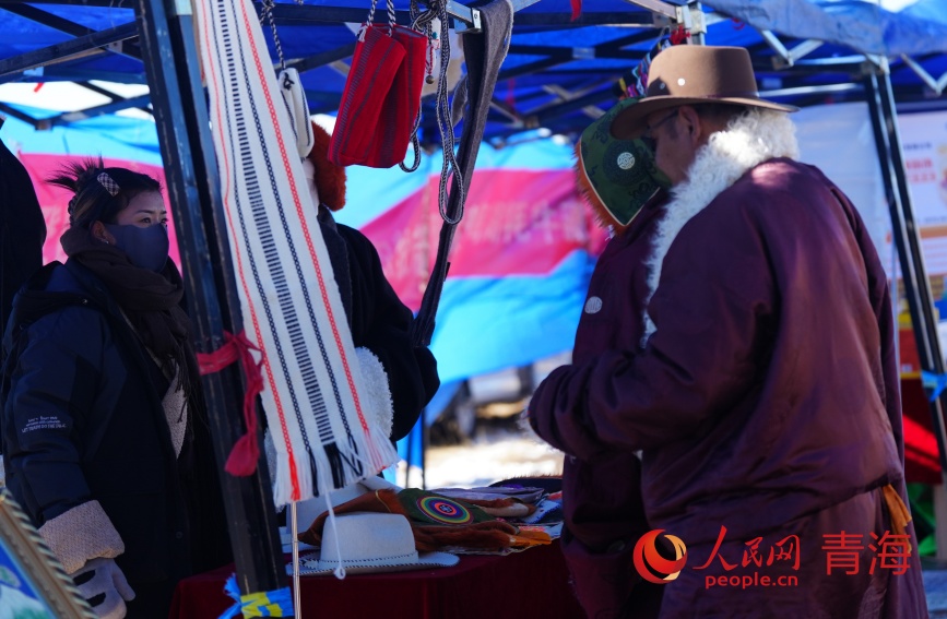 選購產(chǎn)品的當(dāng)?shù)啬撩?。人民網(wǎng)記者 甘海瓊攝