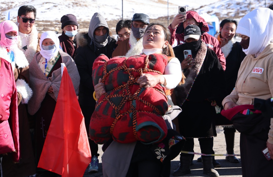 舉沙袋比賽。才旦桑吾攝