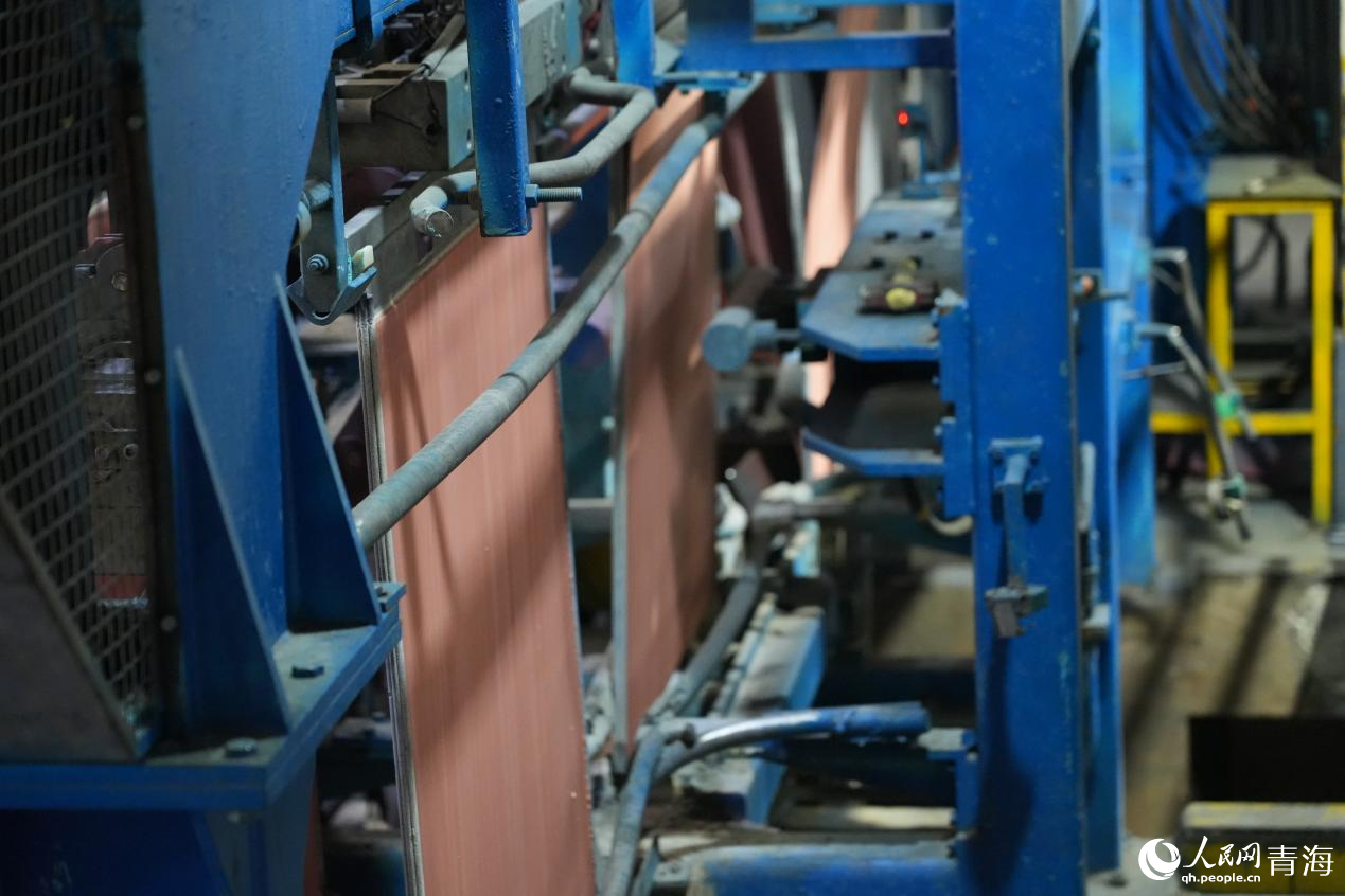 生產(chǎn)完成的陰極銅板。人民網(wǎng) 況玉攝