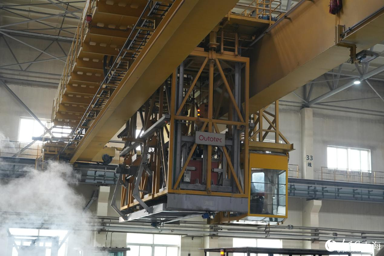 大型行車正在緊張作業(yè)。人民網(wǎng) 況玉攝