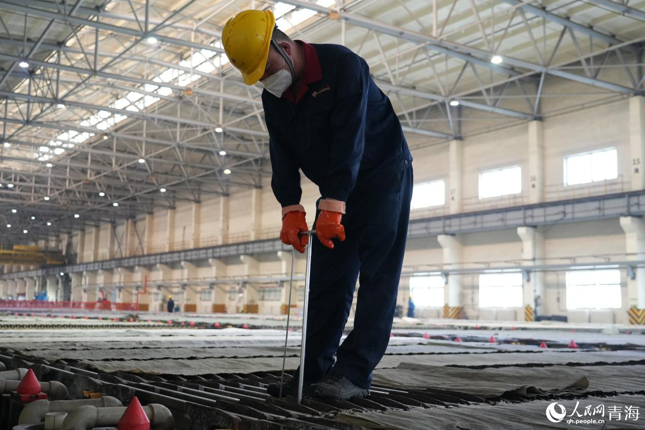 工作人員對陰極銅短路進行處理。人民網 況玉攝