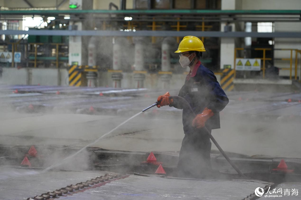 工作人員對導(dǎo)電頭進(jìn)行清洗降溫。人民網(wǎng) 況玉攝