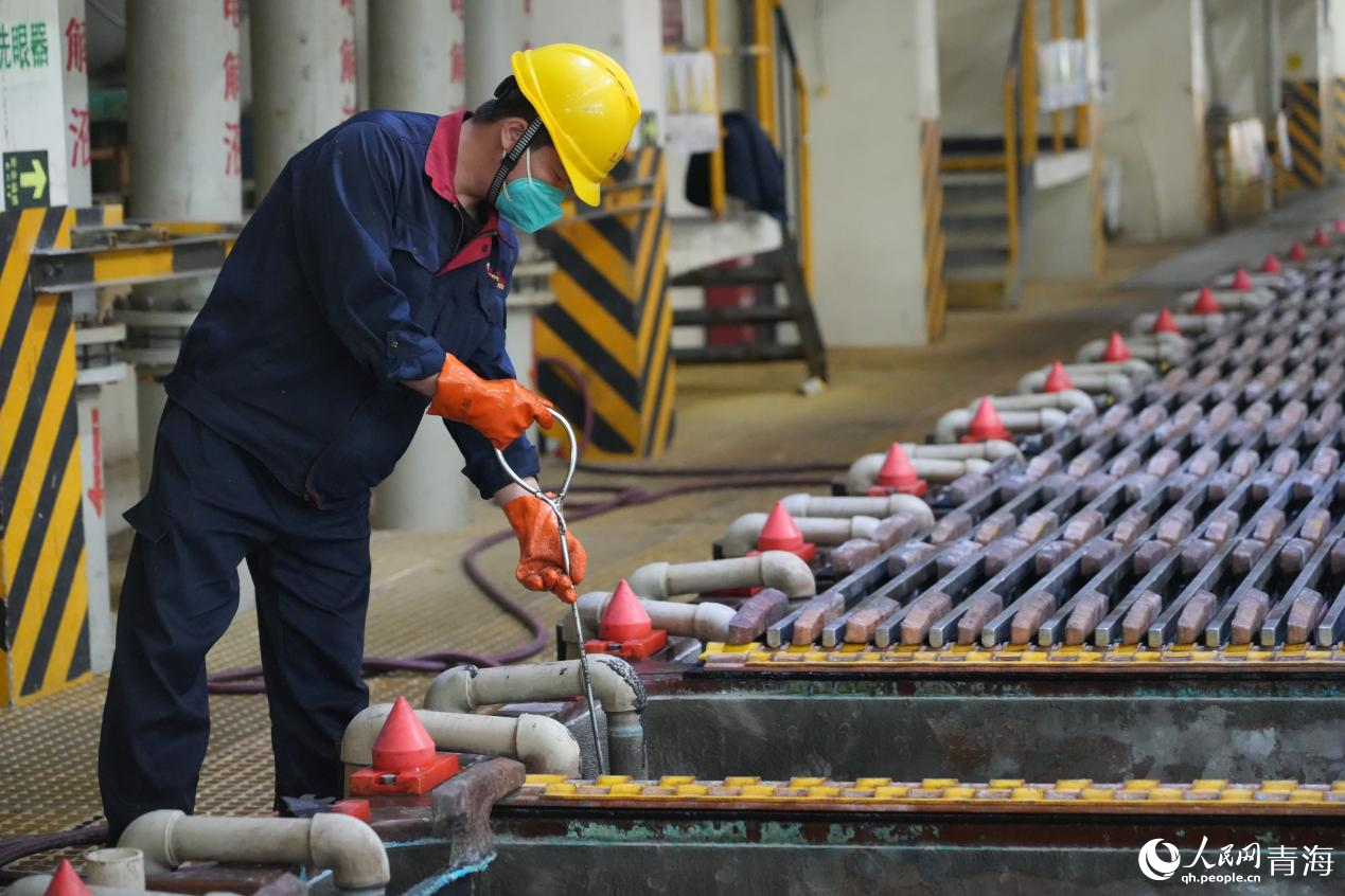 工作人員進(jìn)行日常監(jiān)測(cè)。人民網(wǎng) 況玉攝