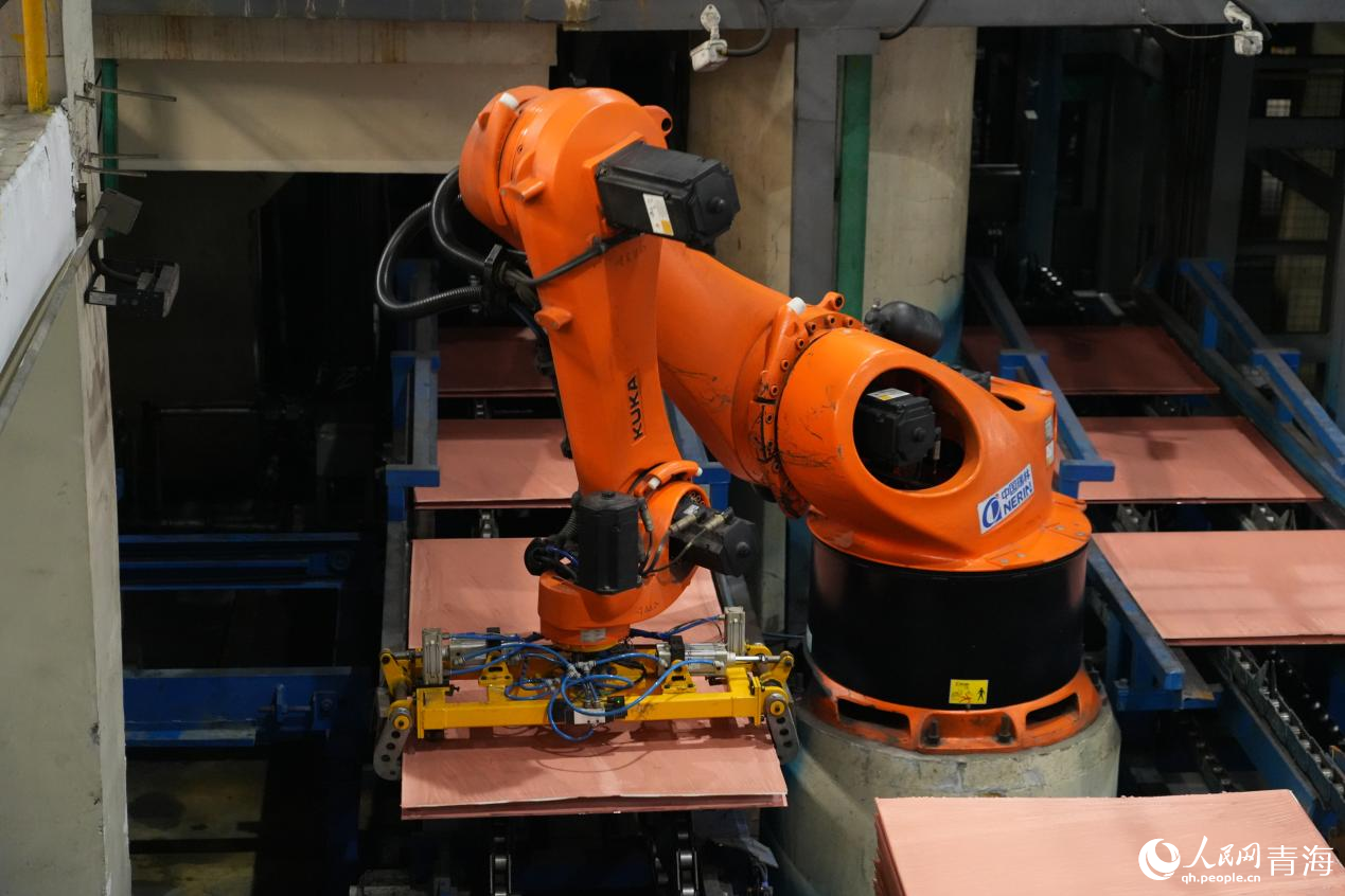 機(jī)械手臂對成品進(jìn)行自動剝離和碼垛。人民網(wǎng) 況玉攝