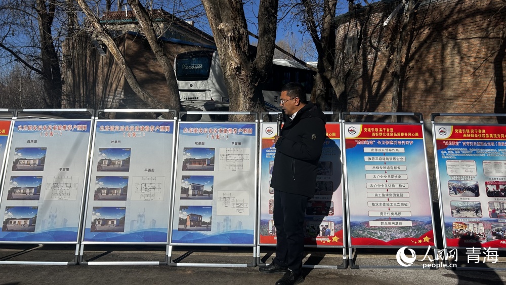 乜瑞強(qiáng)正在為大家講解白莊鎮(zhèn)的恢復(fù)重建工作。人民網(wǎng) 陳明菊攝