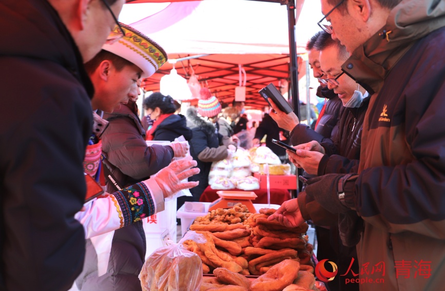 市民選購河湟焜鍋饃饃。人民網(wǎng)記者 甘海瓊攝