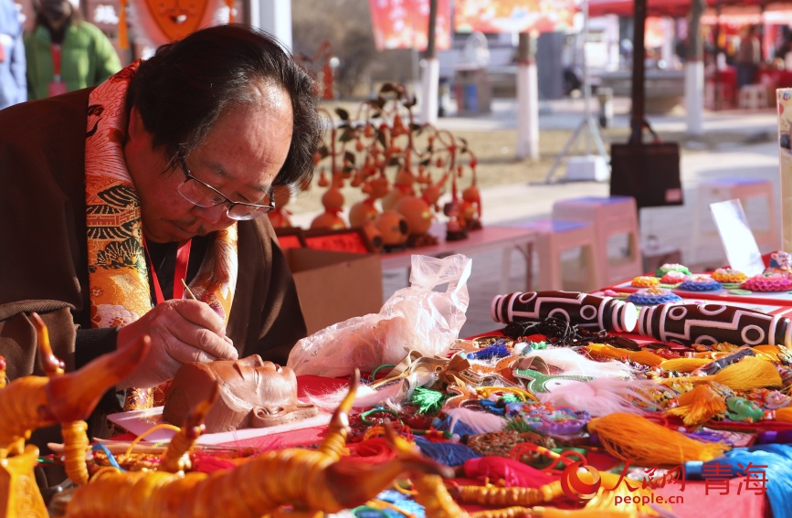 傳統(tǒng)手工藝品展示。人民網記者 甘海瓊攝