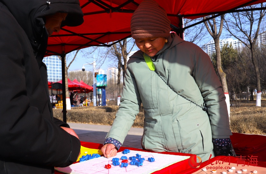 傳統(tǒng)游戲類非遺體驗。人民網(wǎng)記者 甘海瓊攝