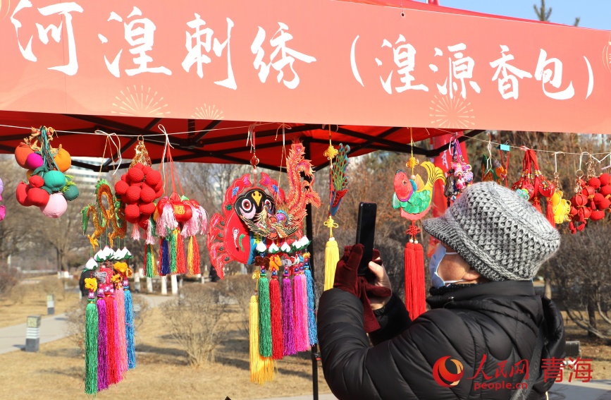 活動現(xiàn)場，市民正在拍攝“青繡”作品。人民網(wǎng)記者 甘海瓊攝