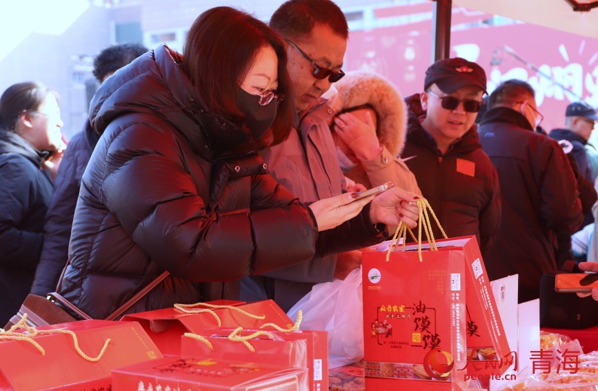 市民選購年貨。人民網(wǎng)記者 甘海瓊攝