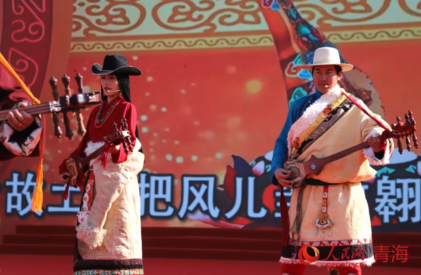 國家級非遺扎木聶彈唱展演。人民網(wǎng)記者 甘海瓊攝