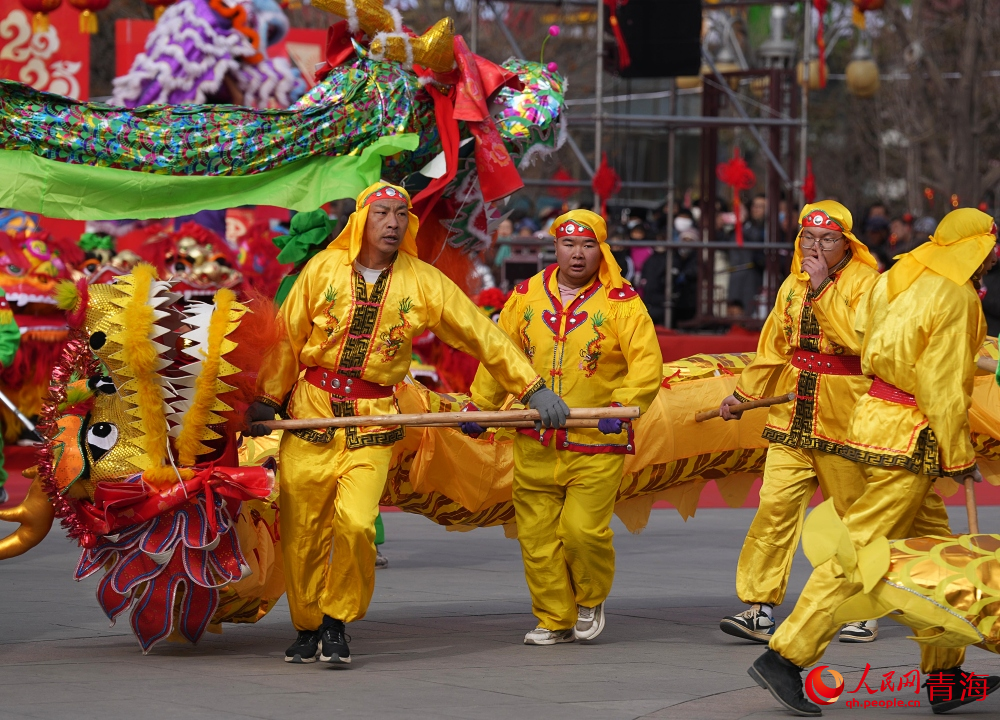 龍獅鬧新春。人民網(wǎng) 陳明菊攝