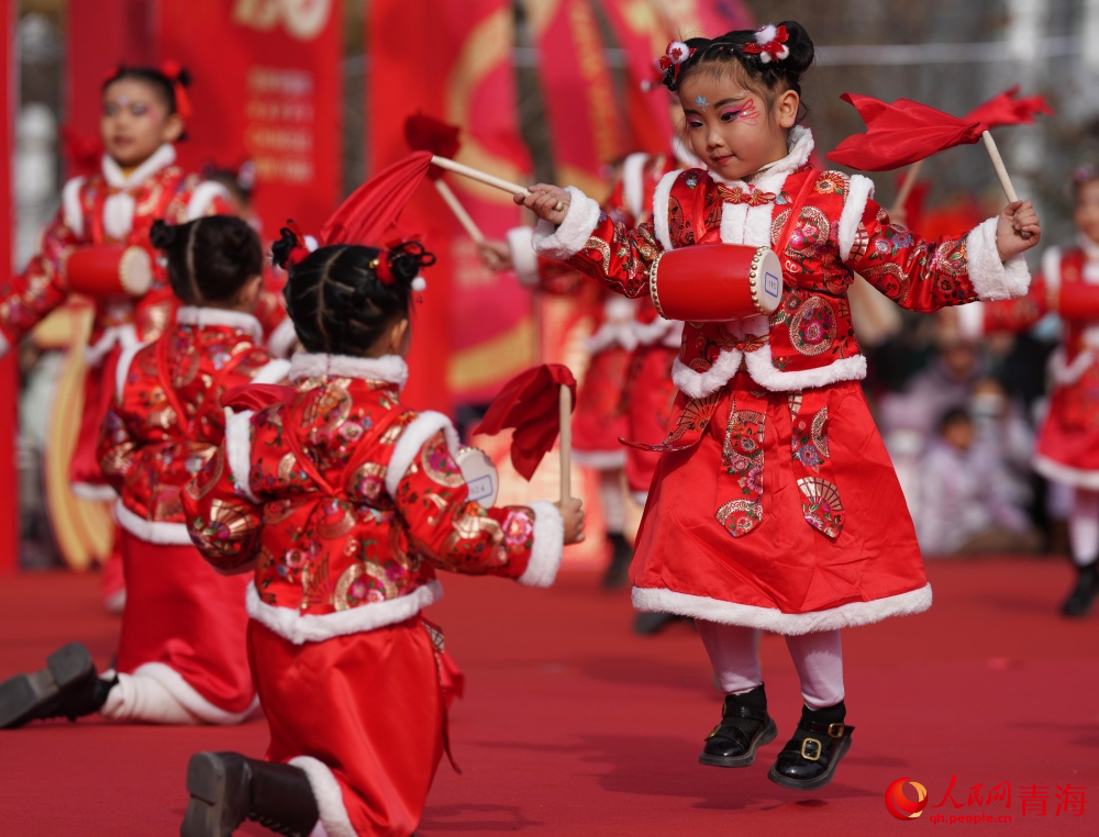 少兒腰鼓表演。人民網(wǎng) 陳明菊攝