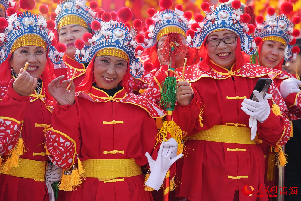 演員們品嘗美食撒子。人民網(wǎng) 陳明菊攝