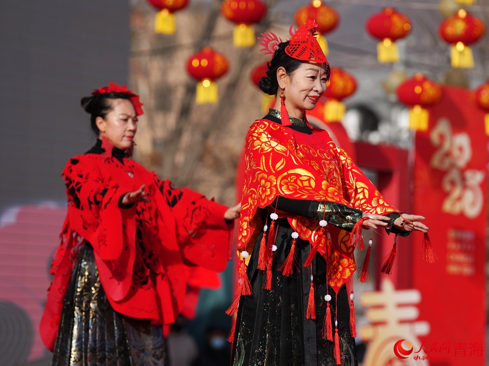 非遺剪紙走秀。人民網(wǎng) 陳明菊攝