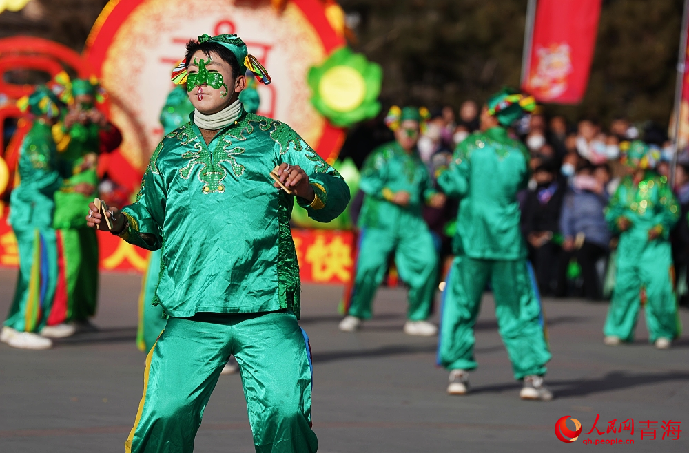 四片瓦舞。人民網(wǎng) 陳明菊攝