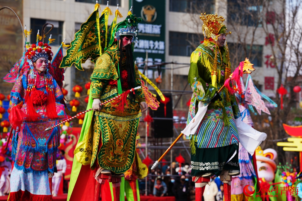 社火隊(duì)表演高蹺。人民網(wǎng) 陳明菊攝