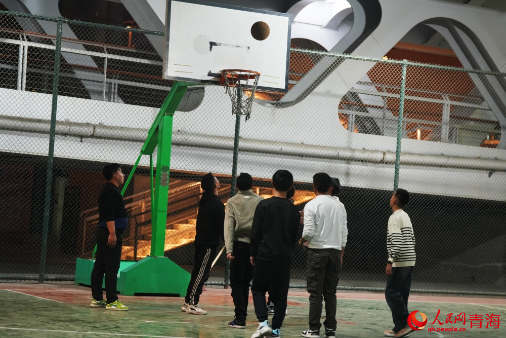 夜晚熱鬧的麒麟灣公園。人民網(wǎng) 陳明菊攝