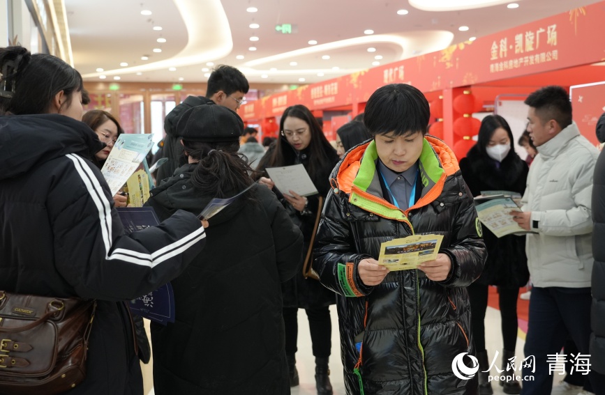 活動(dòng)現(xiàn)場(chǎng)的購(gòu)房群眾。人民網(wǎng)記者 甘海瓊攝