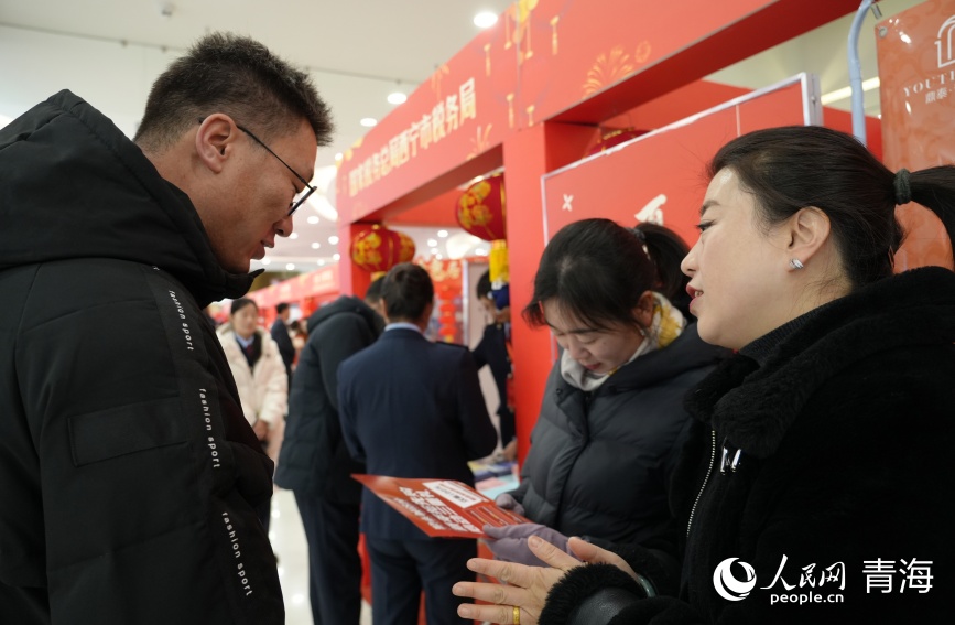 置業(yè)顧問向購房群眾介紹戶型。人民網記者 甘海瓊攝