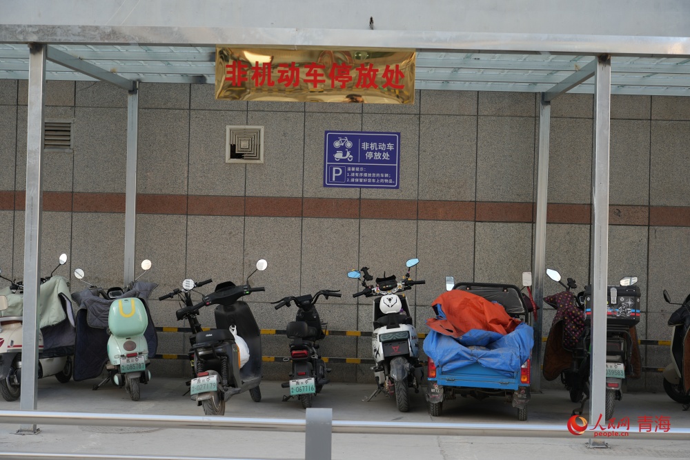 車輛分區(qū)停放。人民網(wǎng) 陳明菊攝