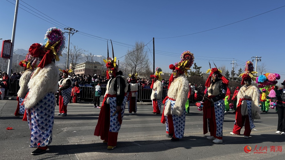 社火隊伍沿街巡演。人民網(wǎng) 陳明菊攝