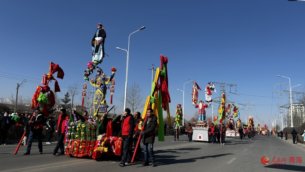 金沖村的高抬表演。人民網(wǎng) 陳明菊攝