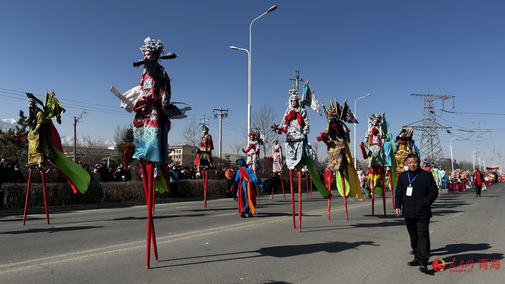 高蹺表演。人民網(wǎng) 陳明菊攝