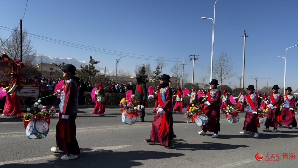 社火隊伍沿街巡演。人民網(wǎng) 陳明菊攝