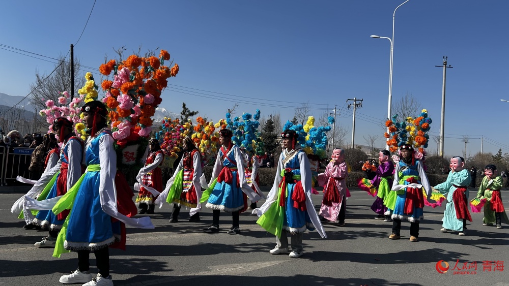 社火隊伍沿街巡演。人民網(wǎng) 陳明菊攝
