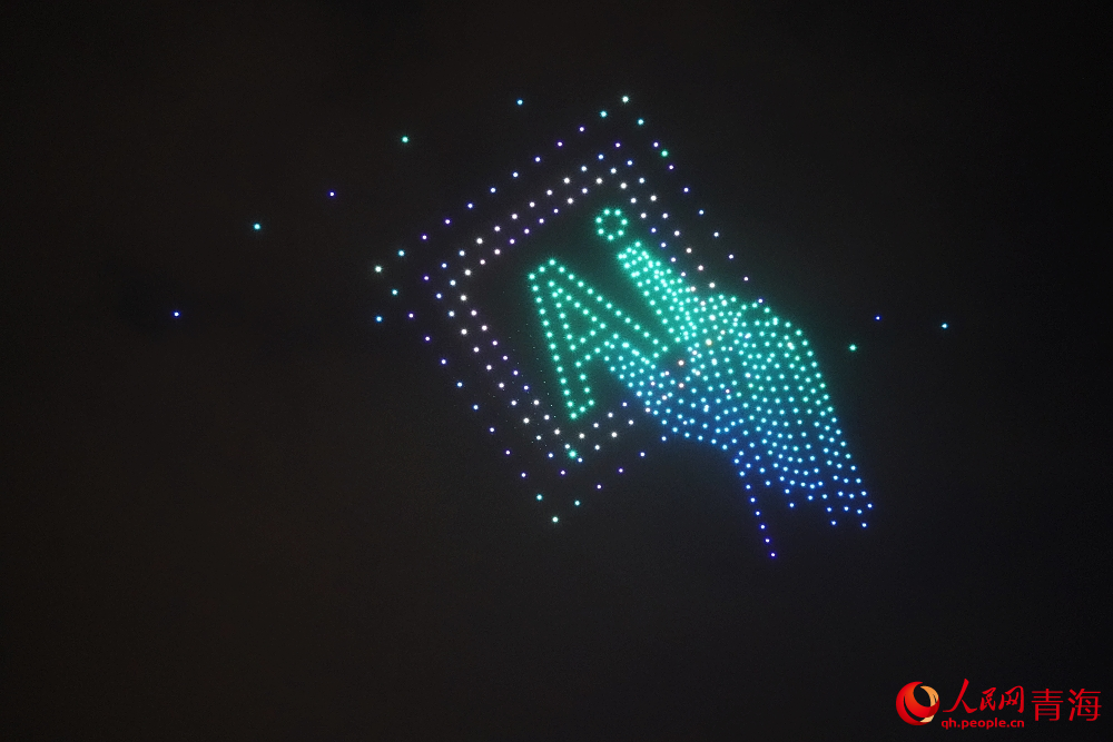 無人機(jī)燈光秀。人民網(wǎng) 陳明菊攝