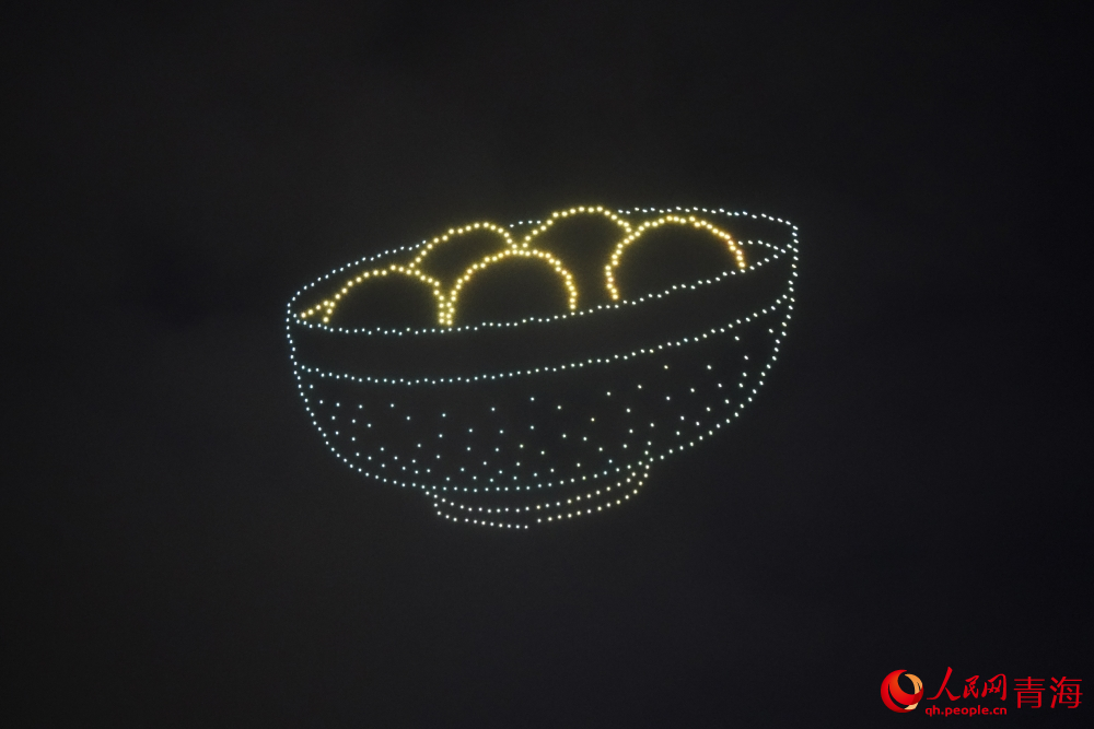 無人機(jī)燈光秀。人民網(wǎng) 陳明菊攝