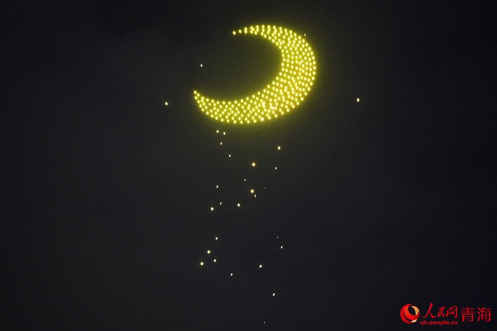 無人機(jī)燈光秀。人民網(wǎng) 陳明菊攝