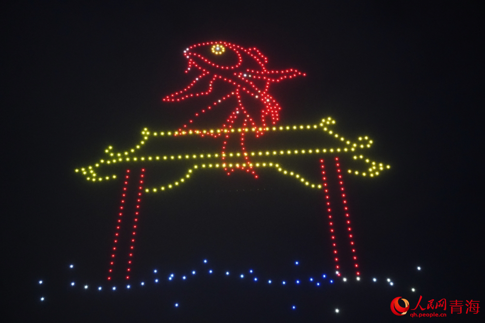 無人機(jī)燈光秀。人民網(wǎng) 陳明菊攝