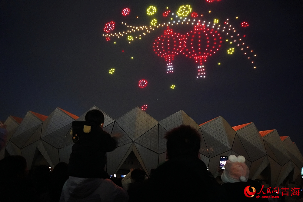無人機(jī)燈光秀。人民網(wǎng) 陳明菊攝