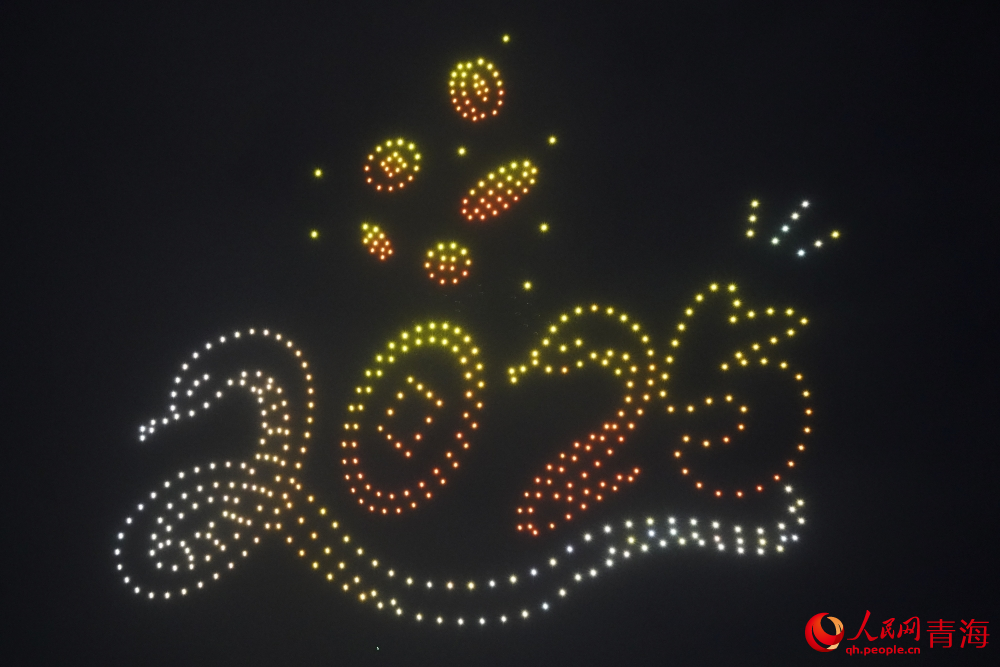 無人機(jī)燈光秀。人民網(wǎng) 陳明菊攝