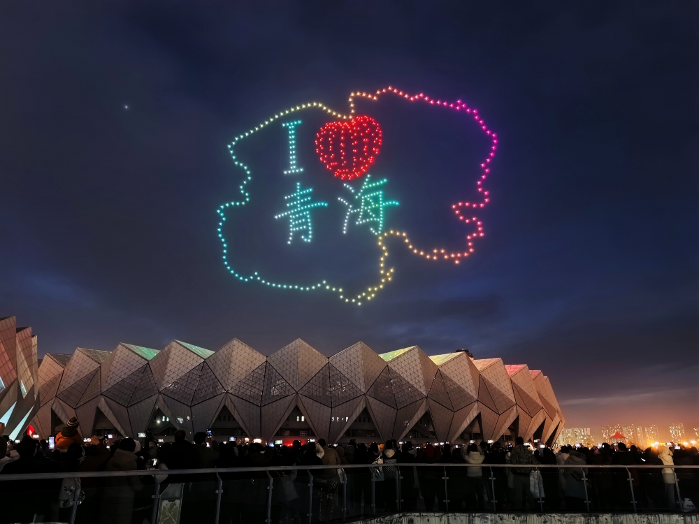 無人機(jī)燈光秀。城西區(qū)委宣傳部供圖